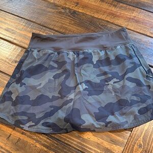 Old Navy Camo Women's Skort. Skirt. Shorts. Zippered Pockets. Large. Great shape